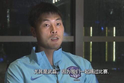主裁判观看VAR宣布进球有效！
